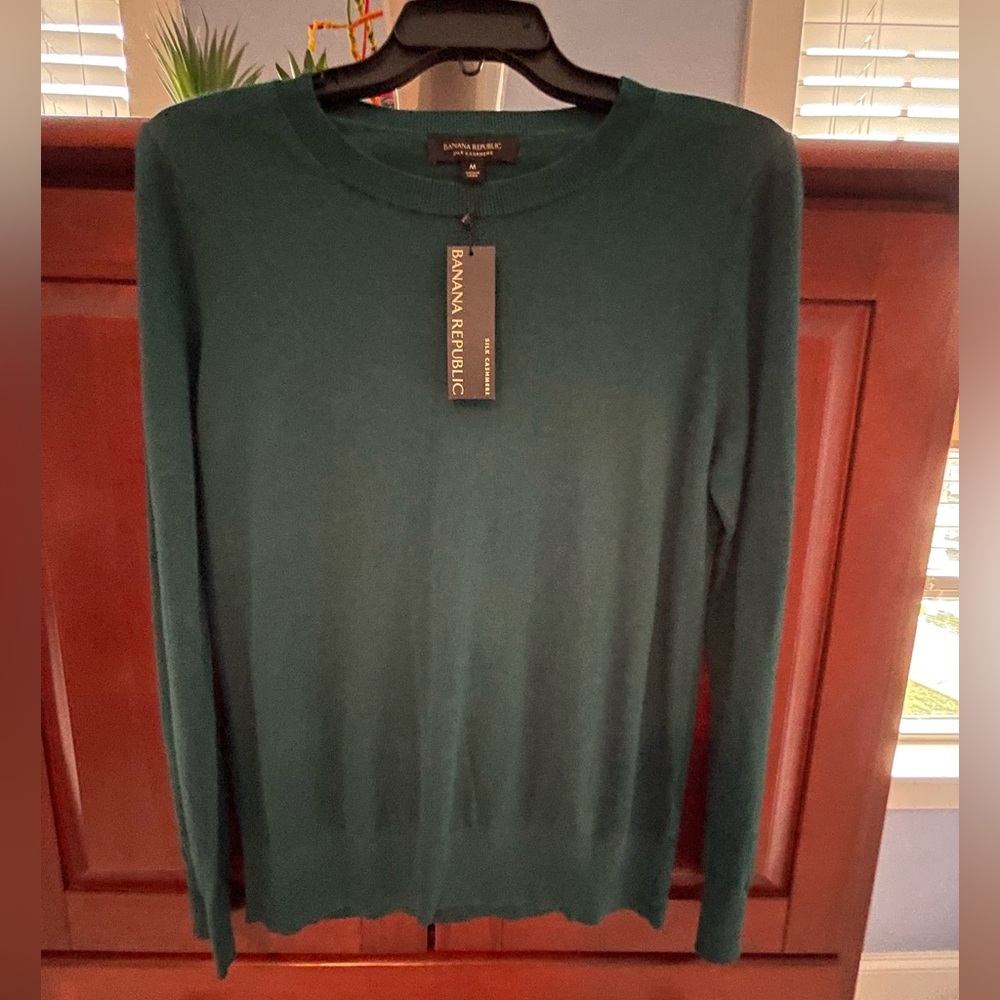 Banana Republic green top, NWT, size m